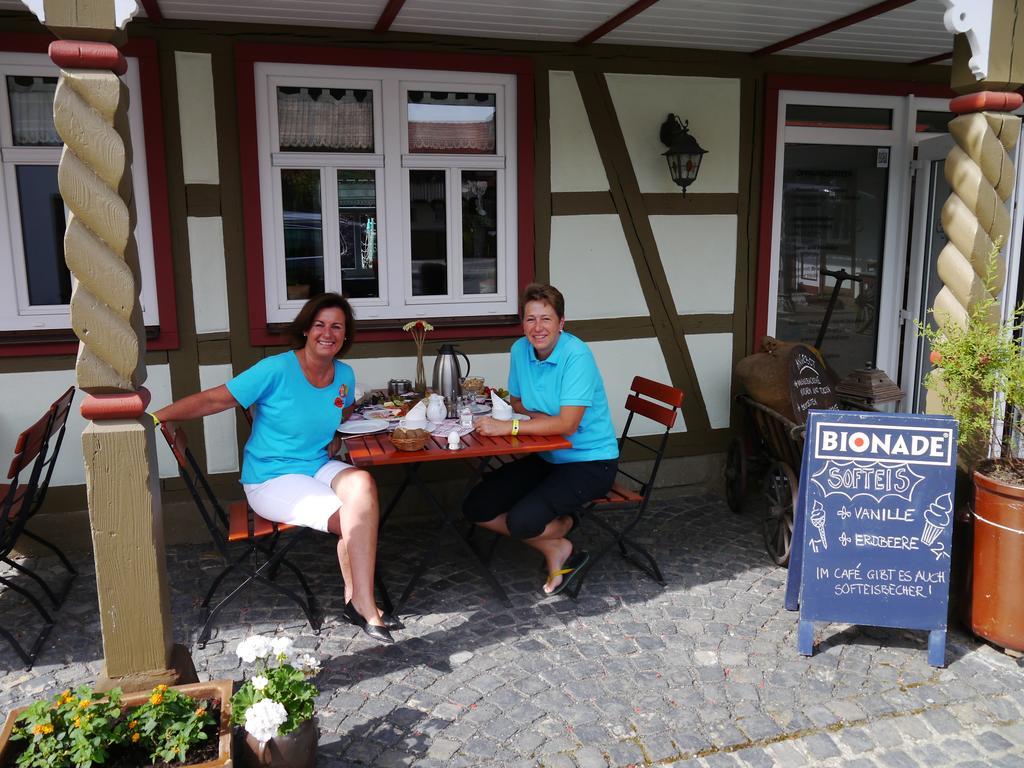Cafe Im Hof- Bed & Breakfast Streufdorf Bagian luar foto